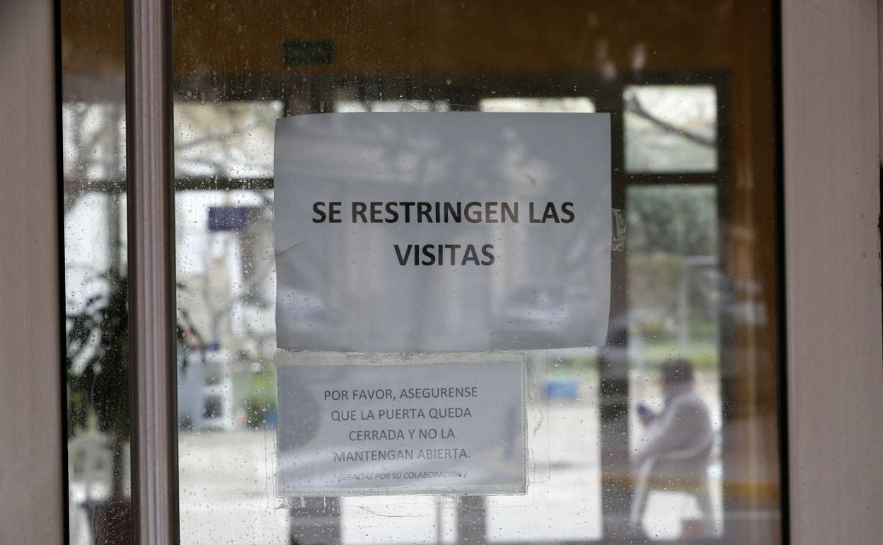 Un cartel limita las visitas en la residencia Santa Elena de Torrent. 