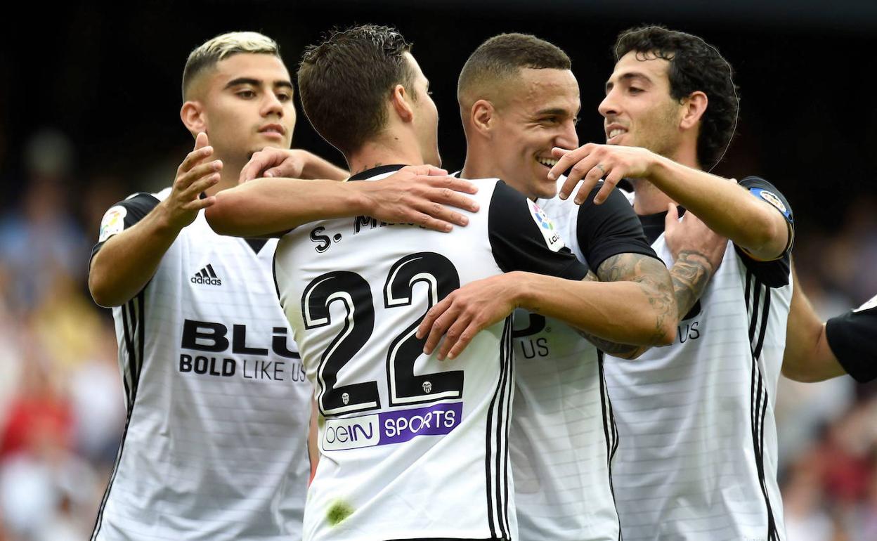 Los jugadores del Valencia celebran un gol en Mestalla 