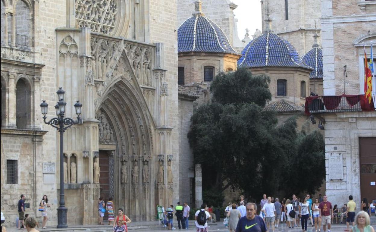 Visión de la Catedral de Valencia desde la plaza de la Virgen.