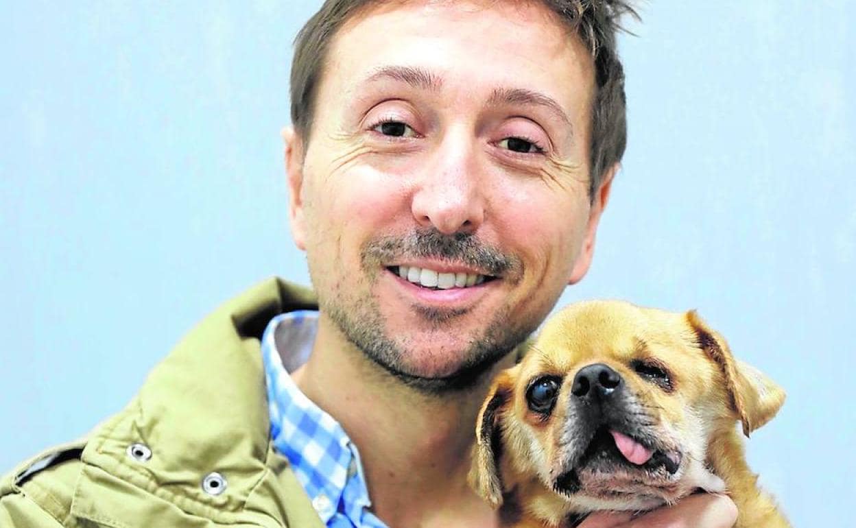 Jorge Llinás con Apolo, uno de los perros a los que ha salvado la vida. 