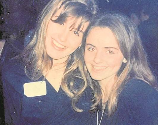 Sonia junto a su amiga Toya en Fallas. «La conocí en Esclavas al llegar a Valencia, con ella empecé a descubrir el mundo. Adoro esta foto».