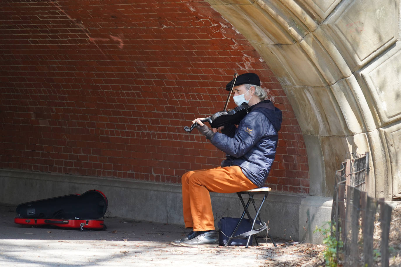 Ya no hay béisbol, ni carruajes de caballos, ni hordas de turistas. Han sido reemplazados por el canto de los pájaros, caminatas solitarias y un renovado aprecio por la belleza del Central Park durante la cuarentena de Nueva York debido al coronavirus. El virus ha matado hasta ahora a más de 12.000 personas en el estado de Nueva York, de un total de más de 223.000 casos confirmados. 