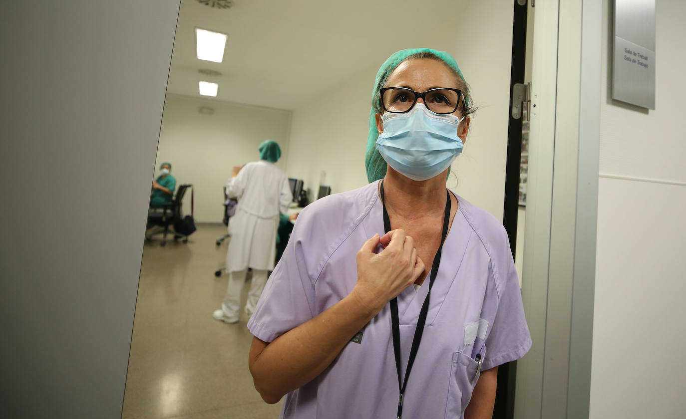 No quieren ser héroes, son profesionales que luchan en el lado más duro. Donde las vidas, sin metáforas ni adornos, están en juego. El personal del Hospital La Fe, como el del resto de centros sanitarios valencianos, reclama información clara sobre el Covid y medidas eficaces para garantizar su salud y la de sus familiares. 