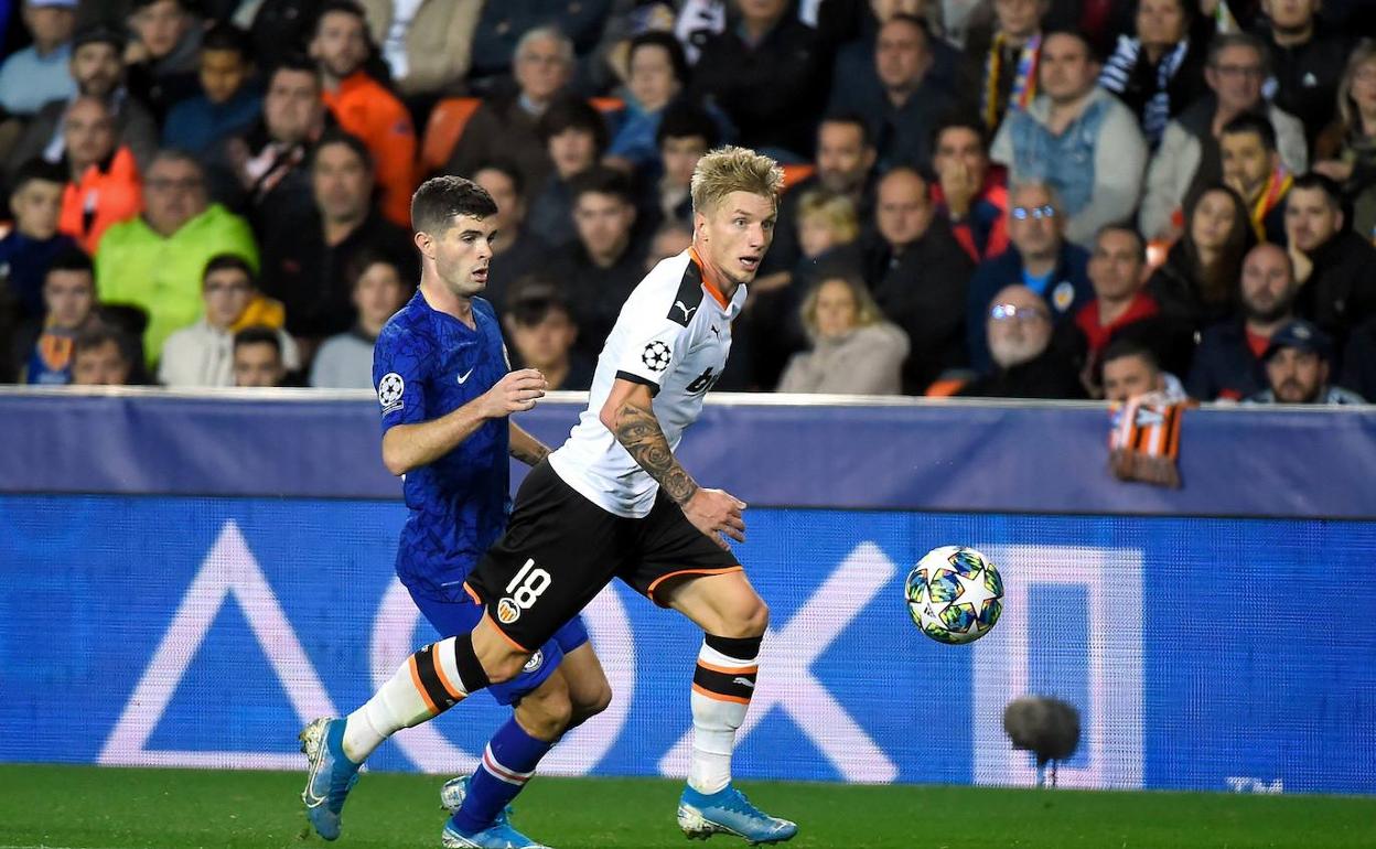 Wass lucha con Giroud por el balón durante el partido ante el Chelsea 