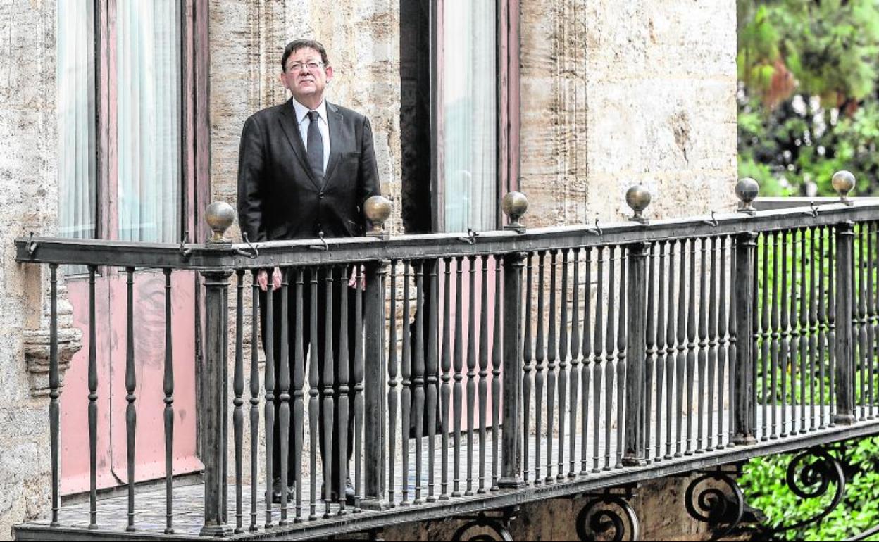 El presidente, ayer, durante los minutos de silencio, con corbata negra en señal de duelo.