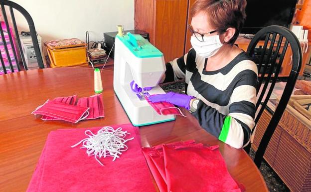 Una voluntaria confeccionando mascarillas.