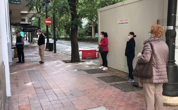 Cola en una farmacia de Valencia. 