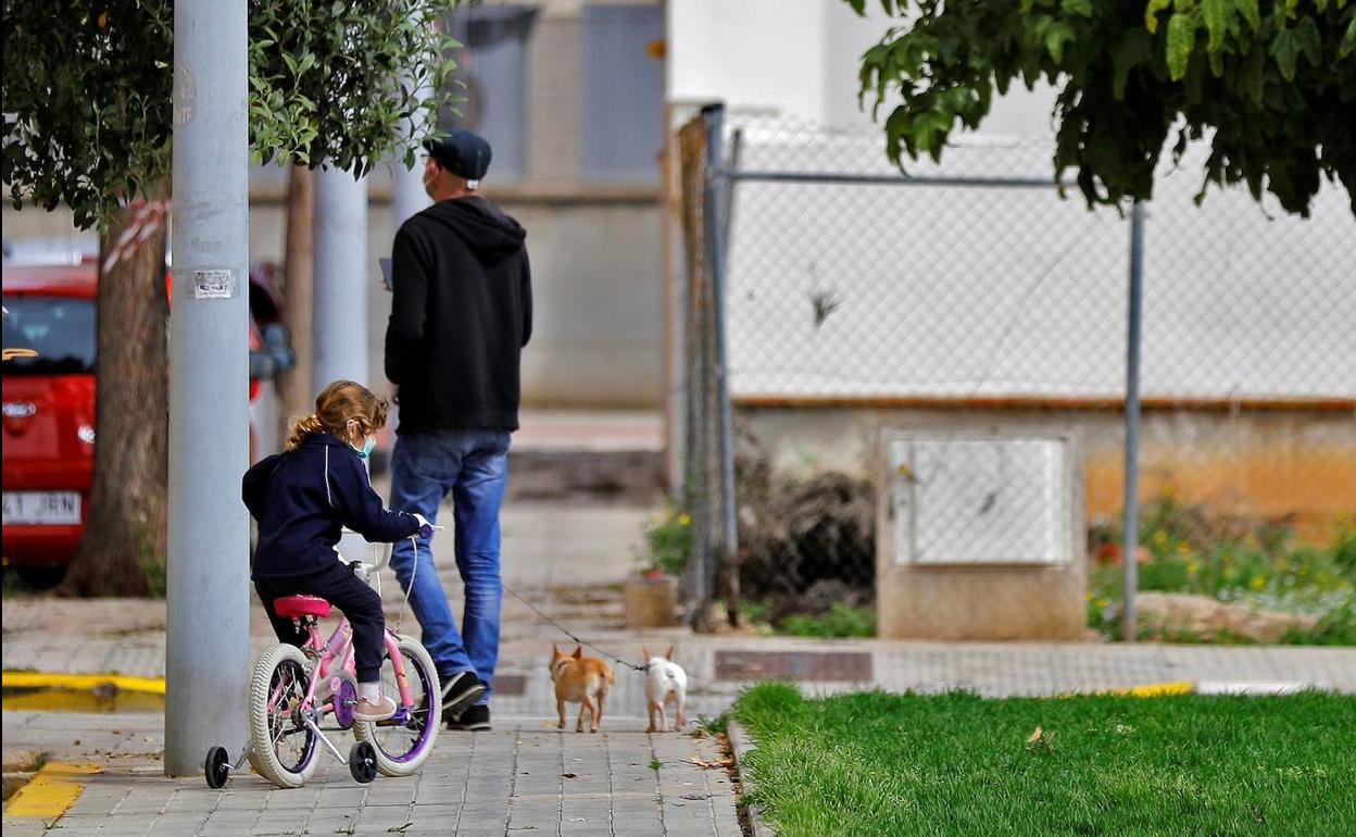 Una niña juega en un parque infantil. 