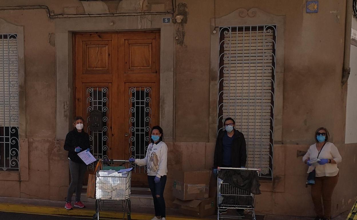 Reparto de mascarillas casa por casas en Almussafes. 