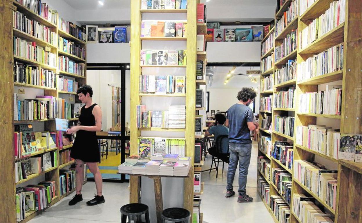 Interior de una librería del Cabanyal de Valencia.