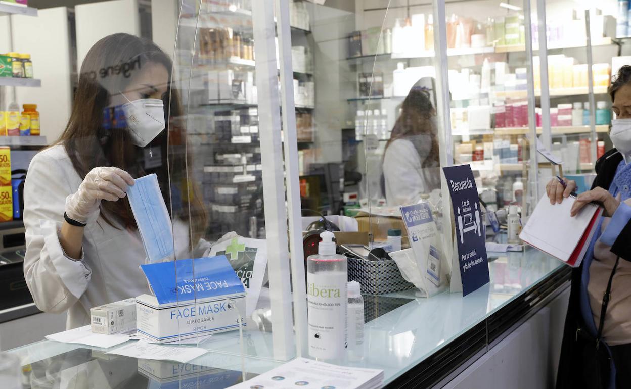 Las farmacias dispensan Mascarillas protectoras frente al Covid-19.