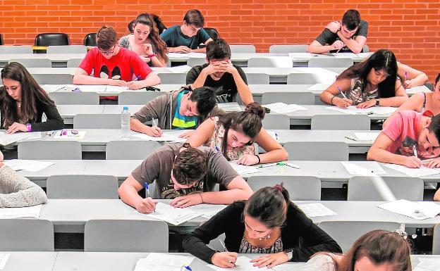 Alumnos durante un examen de la selectividad de 2015. 