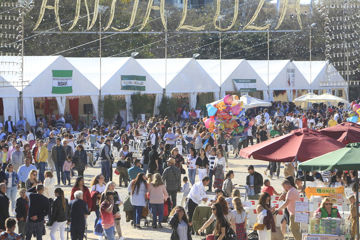 La Gran Feria Andaluza de Valencia. El cauce del Turia se llenaba durante casi dos semanas en mayo de casetas, rebujito, música, gastronomía y, sobre todo, danza. 