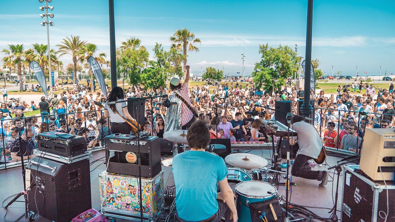 Conciertos en la pérgola de La Marina. La renovada pérgola modernista organizaba cada fin de semana conciertos frente al mar, que ocupaban la agenda hasta junio. Bandas nacionales, internacionales y agrupaciones musicales se daban cita en este espacio de la ciudad. 