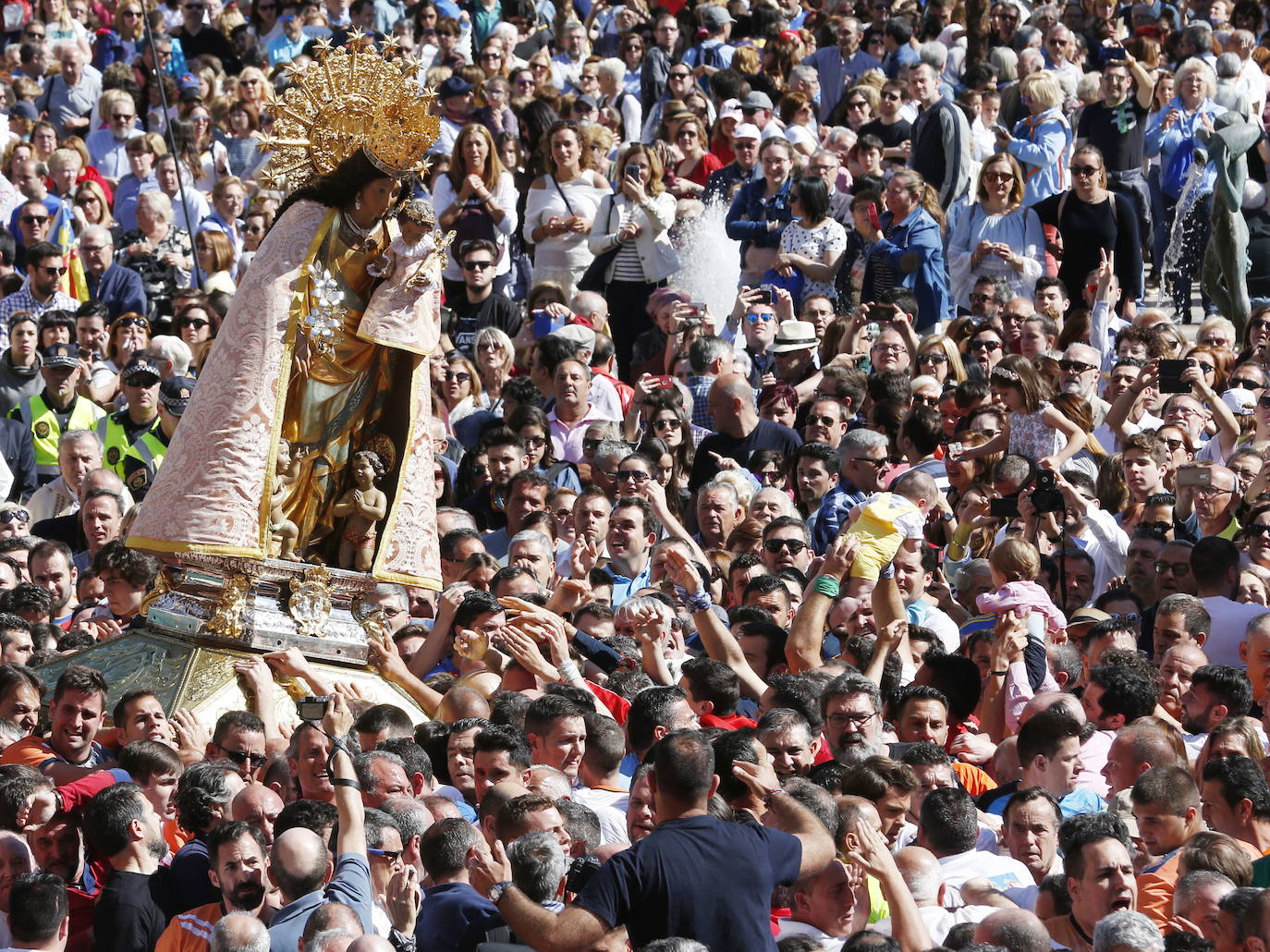 Actos de la Mare de Déu. El Arzobispado de Valencia ha decidido el aplazamiento de la celebración de la fiesta de la Virgen de los Desamparados siguiendo las medidas excepcionales por la permanencia de la situación de alarma que impide la concentración de personas.