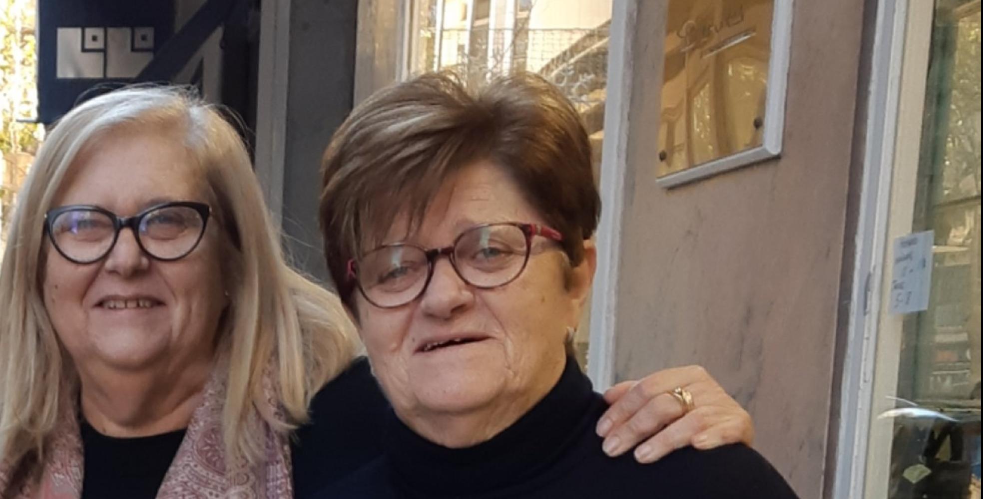 Mariví García, gerente de Zapatería Dover, y su hermana, dependienta del comercio. lp