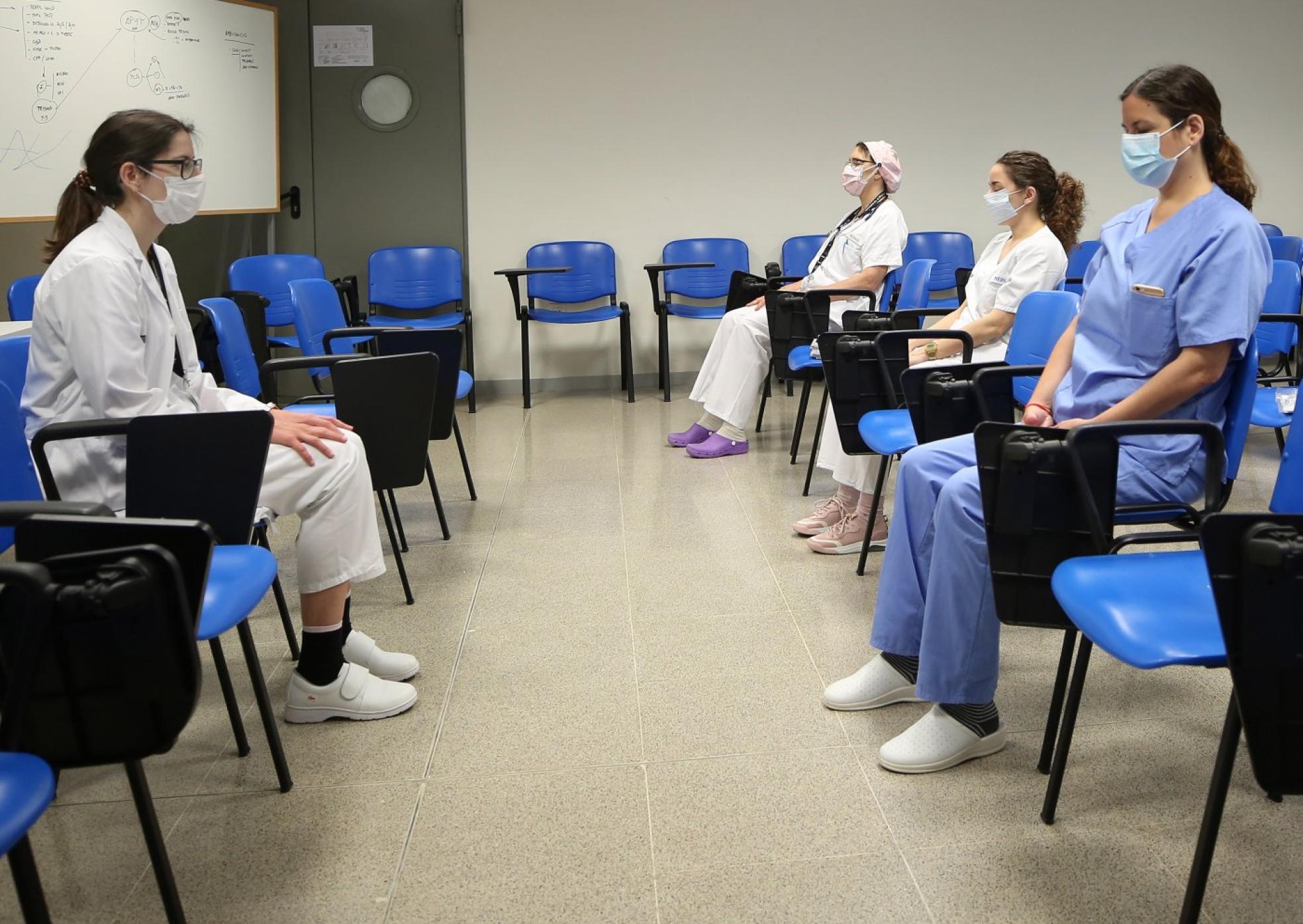 Concentración. La sesión se inicia con ejercicios de control de la respiración.