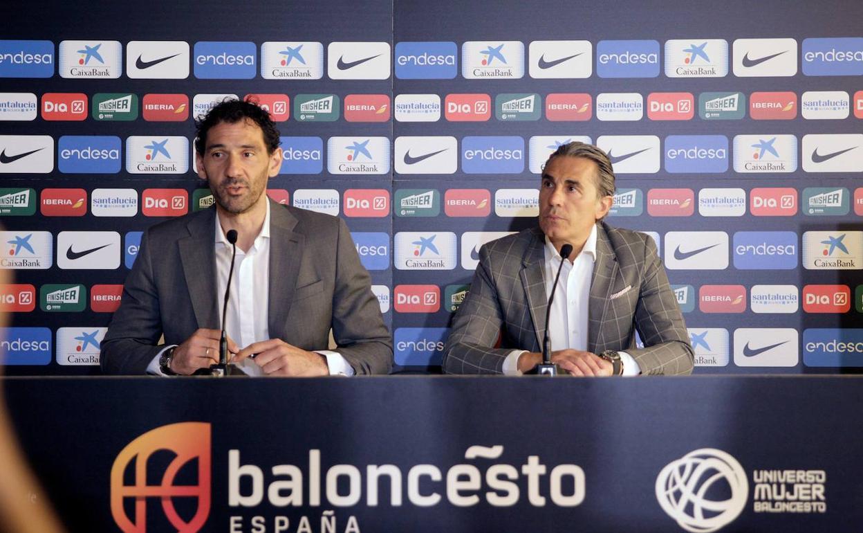 Jorge Garbajosa, junto a Sergio Scariolo, en una rueda de prensa de la FEB 