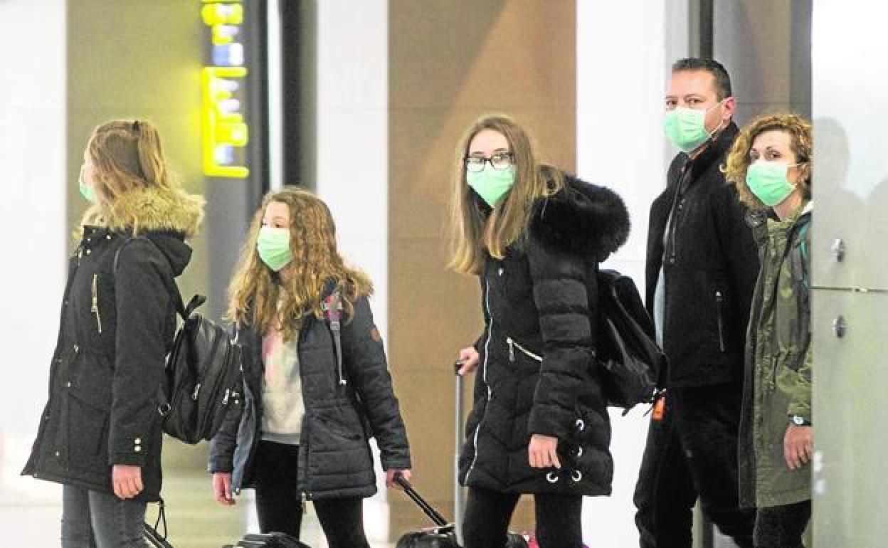 Pasajeros procedentes de Venecia acceden al área de llegadas del aeropuerto de Valencia. 