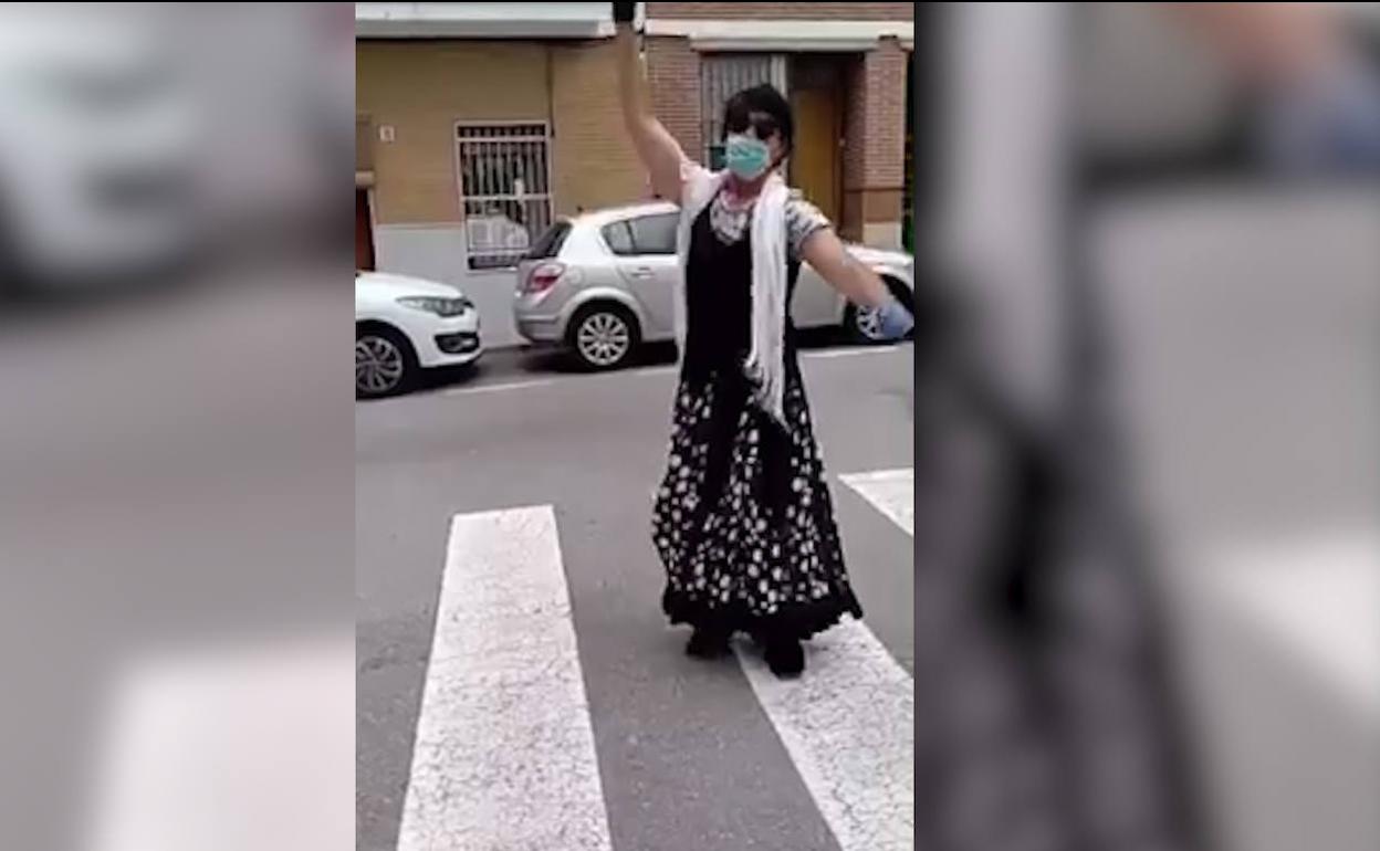 Investigado en Santa Pola por saltarse el confinamiento para bailar sevillanas en la calle