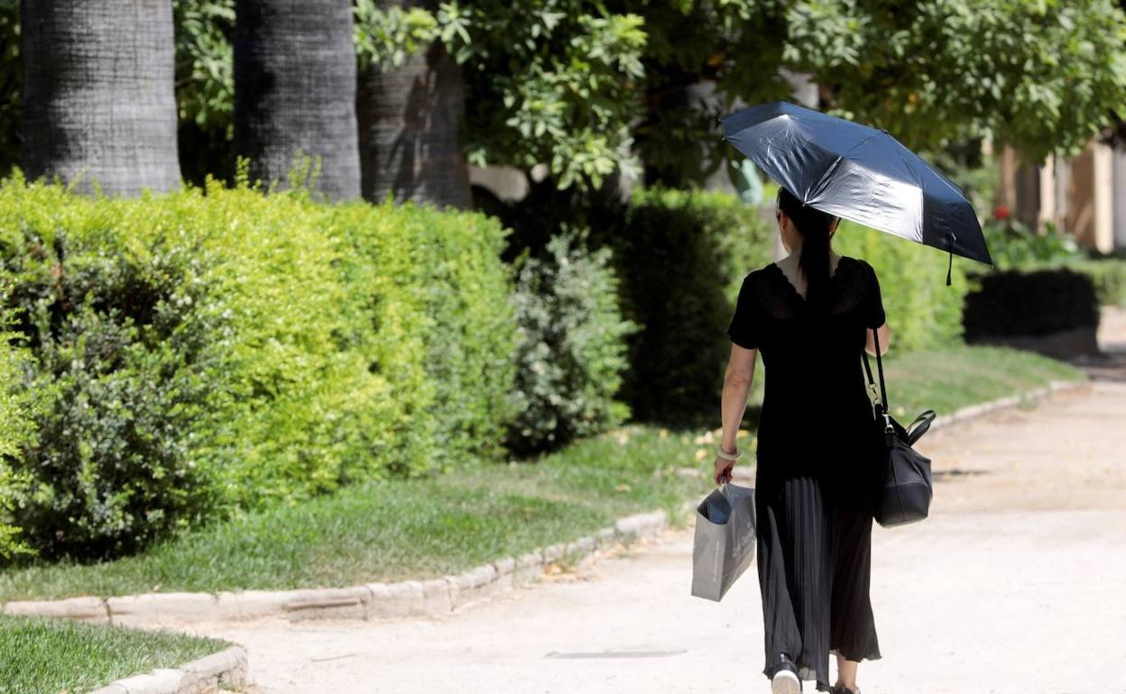 Una mujer se protege del sol en Valencia