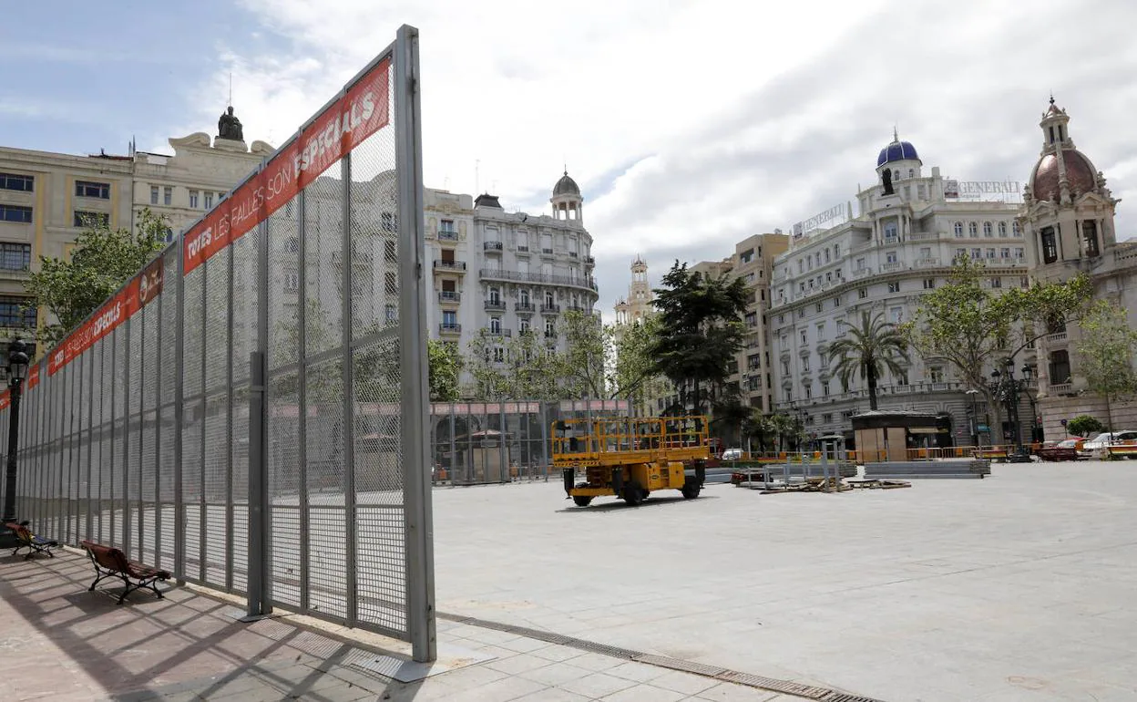 Desmontaje de la vallas de la mascletà en la plaza del Ayuntamiento. 