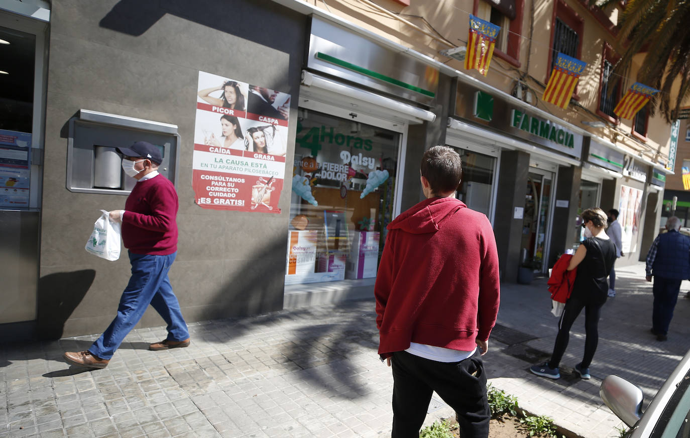 Los mayores de 65 años y los pacientes de riesga ya pueden retirarla junto con su tarjeta SIP