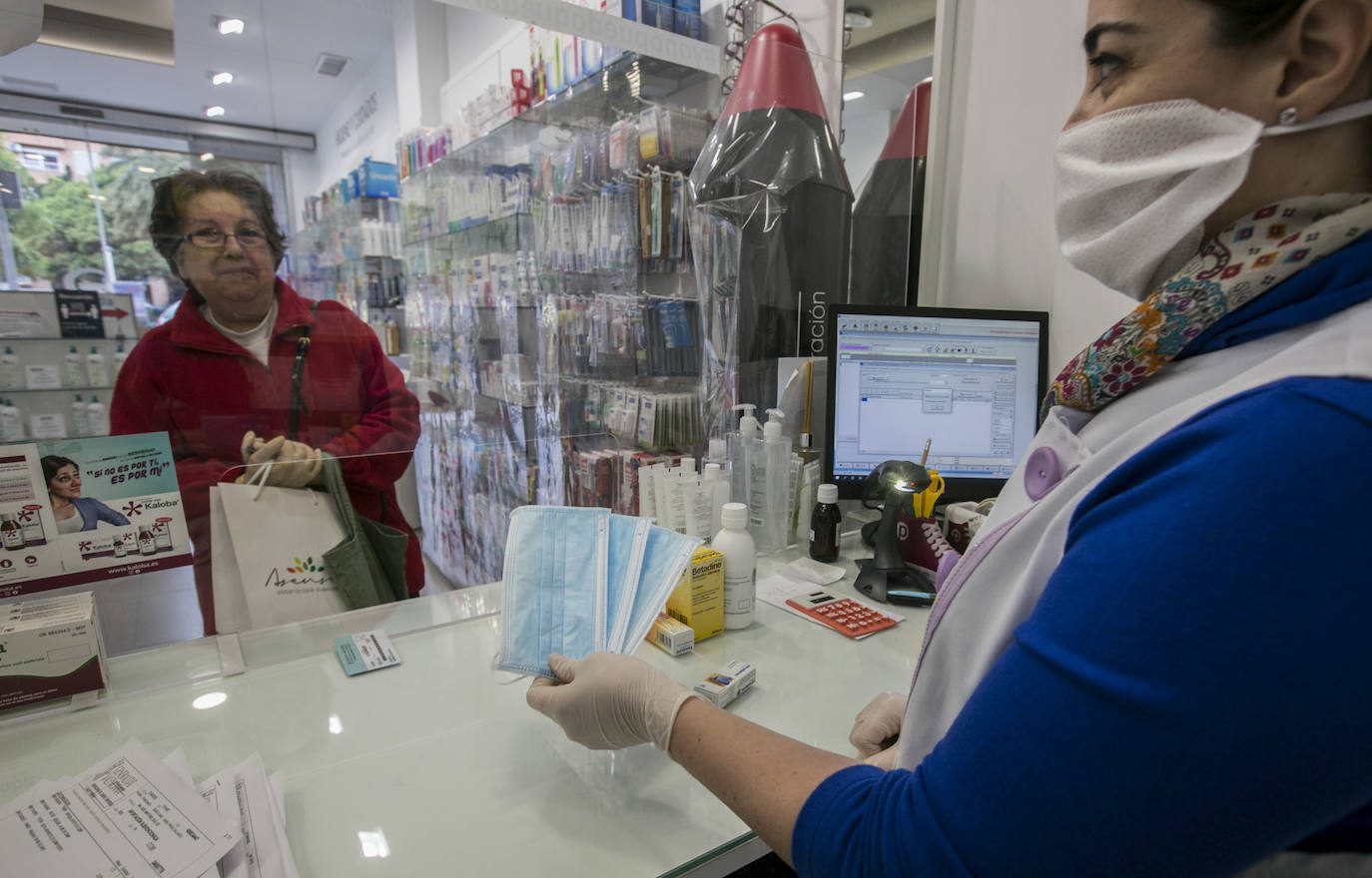 Los mayores de 65 años y los pacientes de riesga ya pueden retirarla junto con su tarjeta SIP