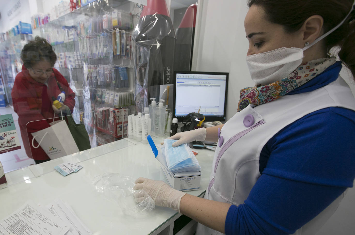 Los mayores de 65 años y los pacientes de riesga ya pueden retirarla junto con su tarjeta SIP