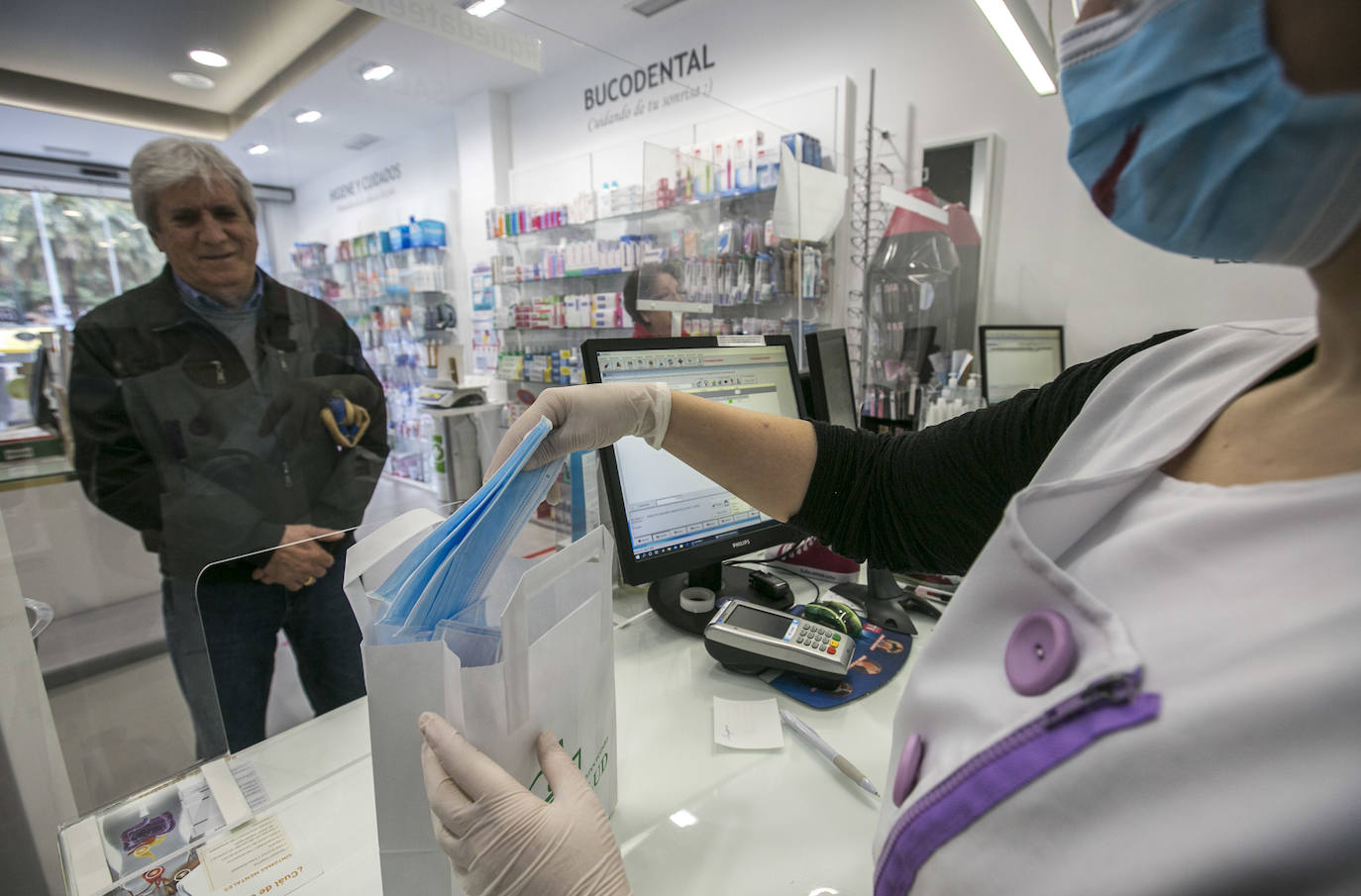 Los mayores de 65 años y los pacientes de riesga ya pueden retirarla junto con su tarjeta SIP