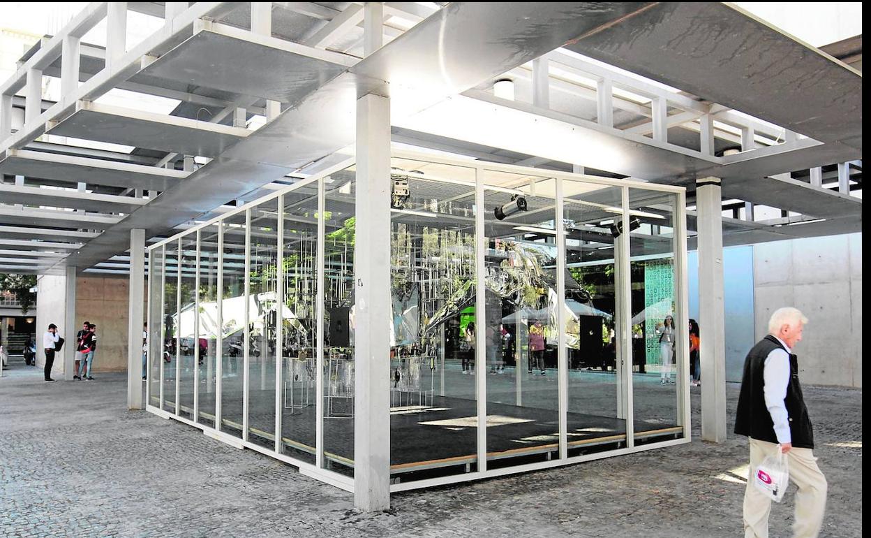 El Cubo del MuVIM, situado en los accesos al centro cultural. 