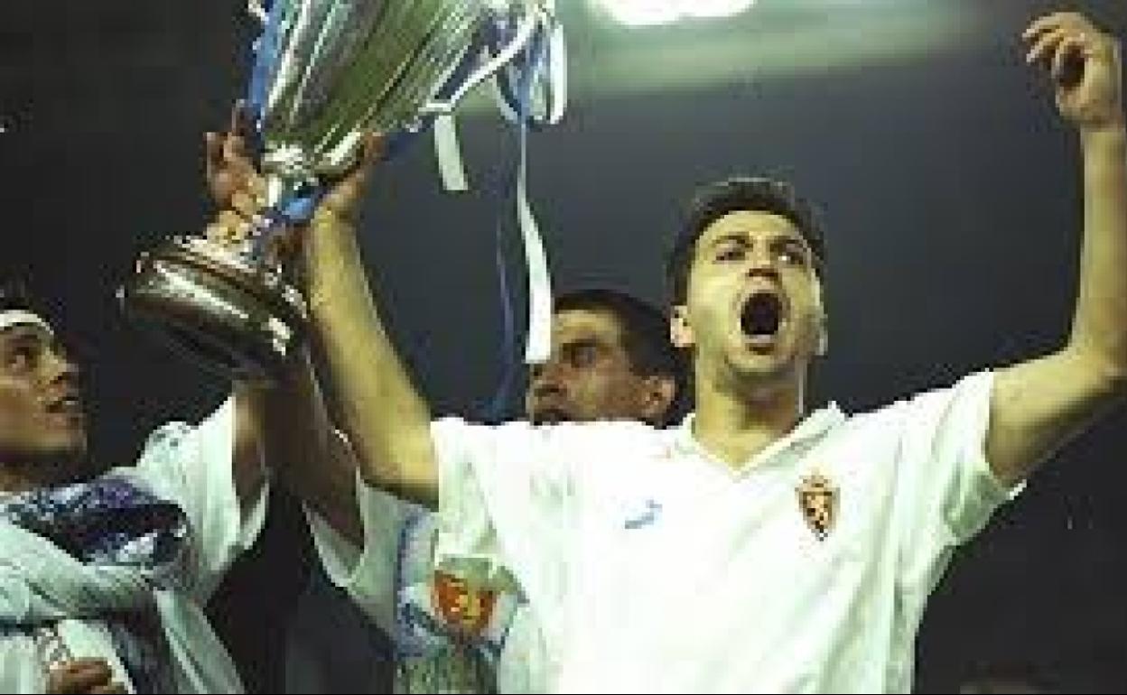 Nayim celebra la Recopa conquistada por el Zaragoza en 1995. 