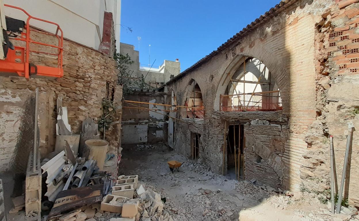 Tres de los arcos que han aparecido y que se pueden contemplar desde el entorno del Ayuntamiento. 