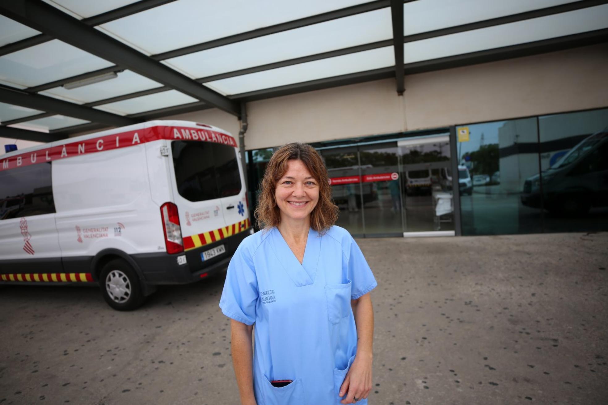 La doctora Marta Blasco, en la entrada del Servicio de Urgencias de La Fe.