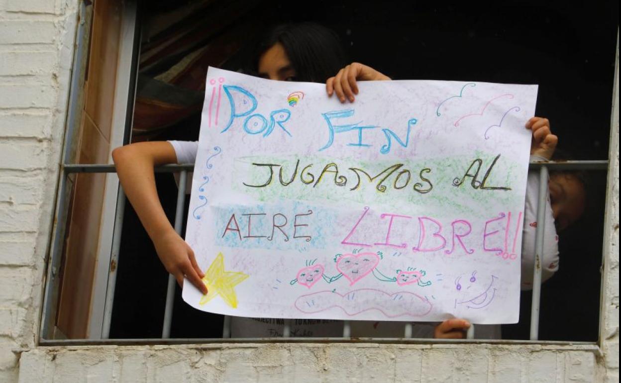 Unas niñas manifiestan su alegría por poder salir en un dibujo.