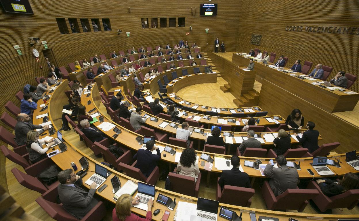 Un letrado de Les Corts propone un fondo de los 99 diputados para luchar contra el Covid-19