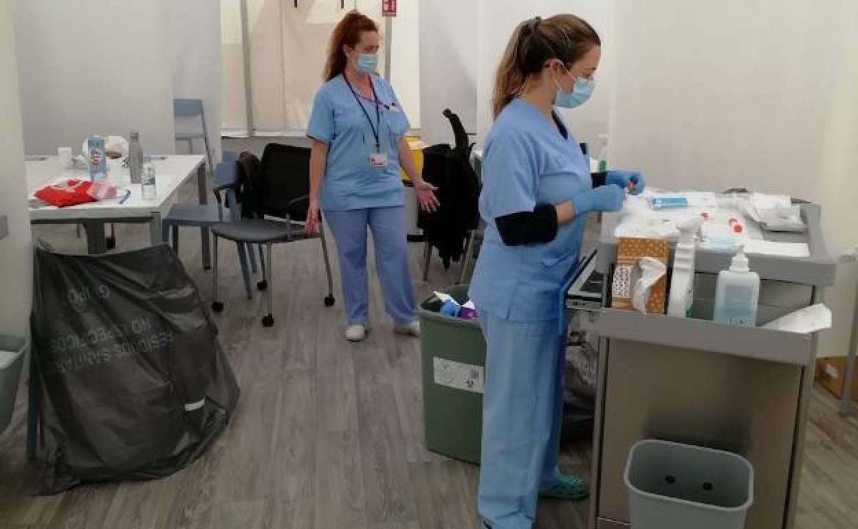 El hospital provisional ubicado junto a La Fe comienza a tomar muestras al personal sanitario, ayer.