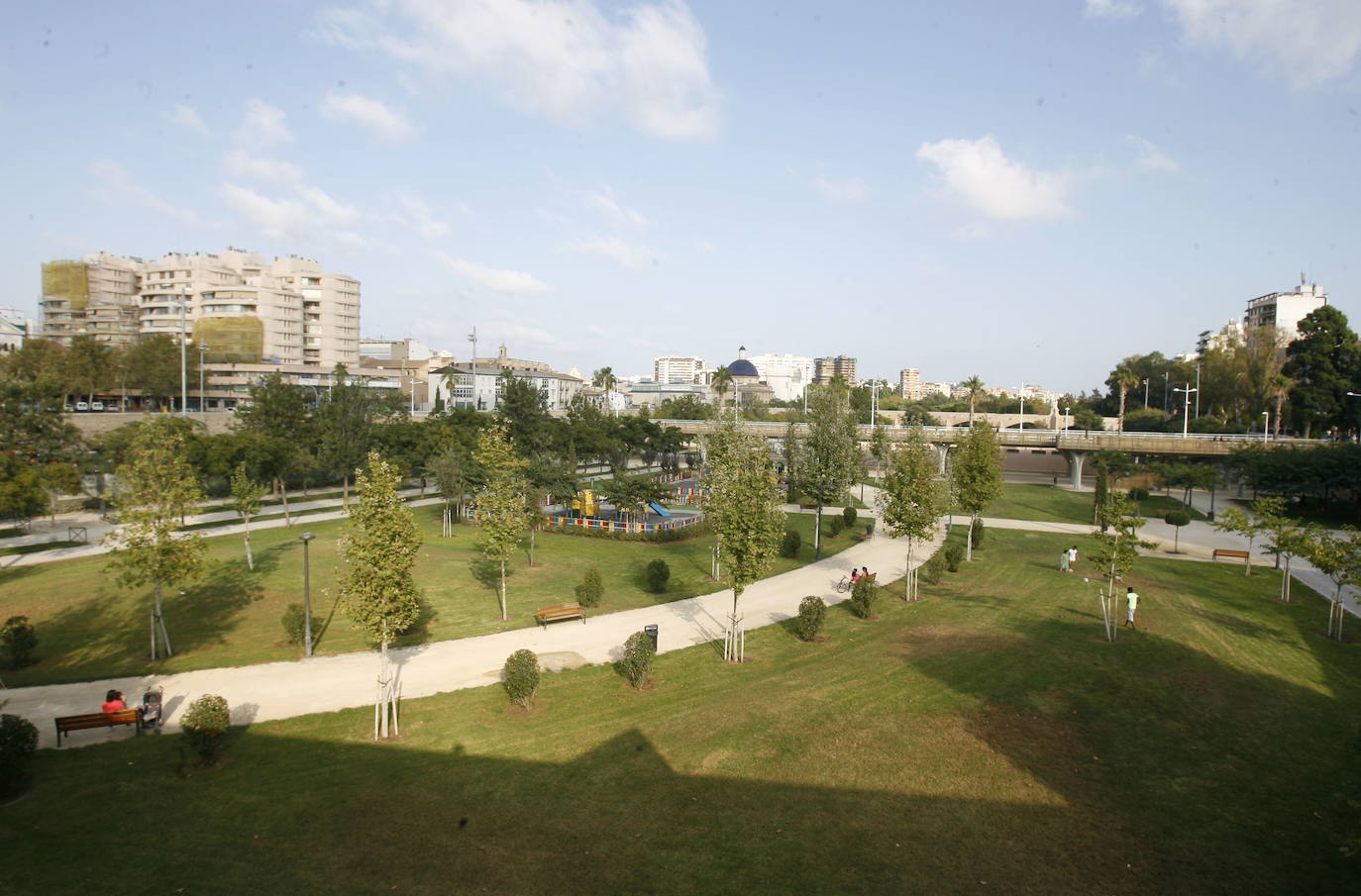 Este domingo los niños de hasta 13 años podrán salir acompañados por un adulto a realizar un paseo diario al día, de una hora de duración y en un radio de un kilómetro de casa. Valencia cuenta con un buen número de plazas, jardines y parques donde poder llevar a los más pequeños durante el confinamiento. Estos son 23 lugares de la ciudad donde acudir con niños, como el cauce del río Turia (en imagen). 