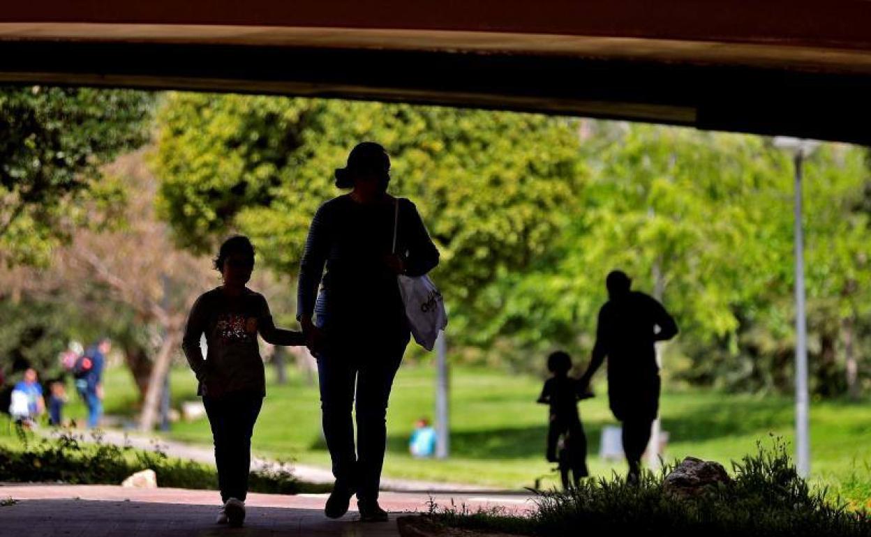 Niños en el viejo cauce del Turia .