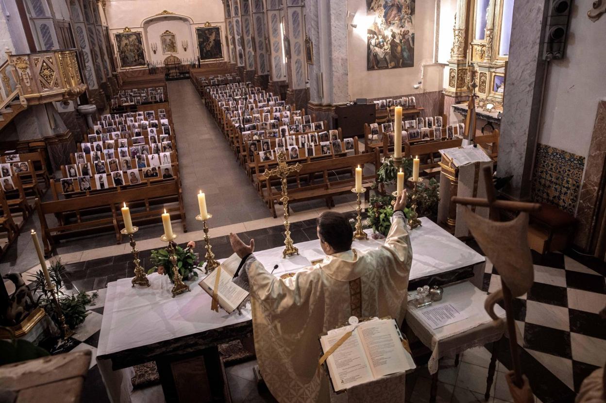 El sacerdote durante una de las misas. Efe/ Biel Aliño