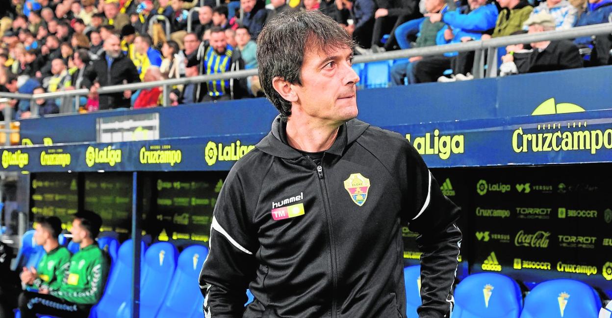 El entrenador del Elche, José Rojo Pacheta, antes de un partido en el Ramón de Carranza ante el Cádiz. laliga