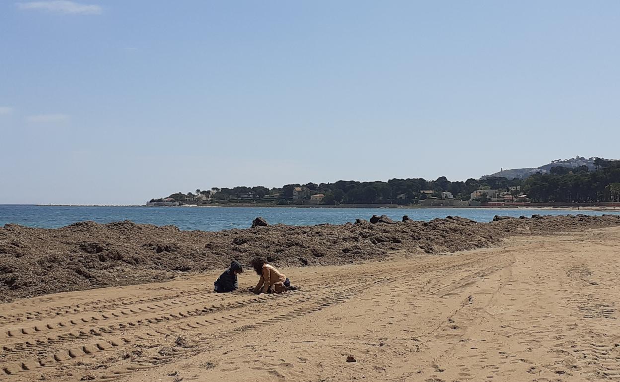 Una niña y su madre juegan en la Marineta Cassiana, en Dénia, el primer día tras el confinamiento 