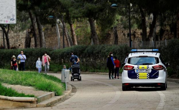 Valencia vuelve a sonreír: los niños llenan el jardín del Turia y los parques de la ciudad