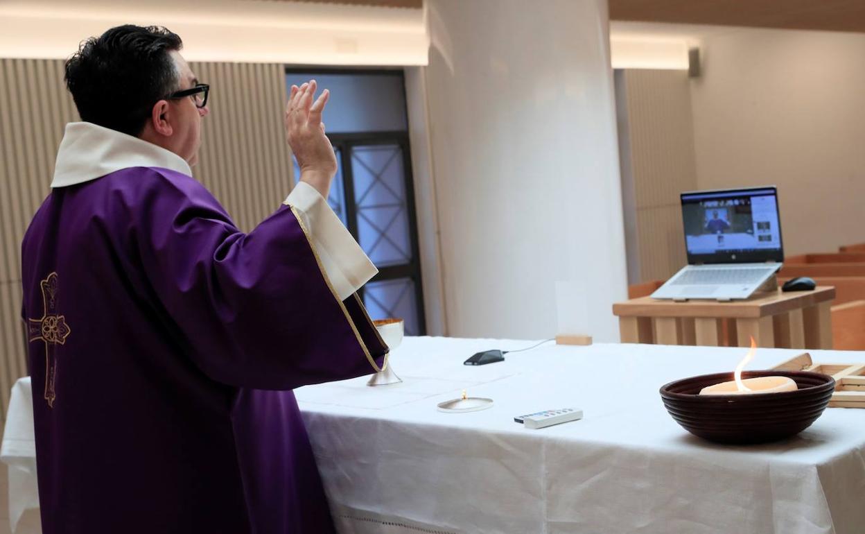Retransmisión de un funeral durante la pandemia. 