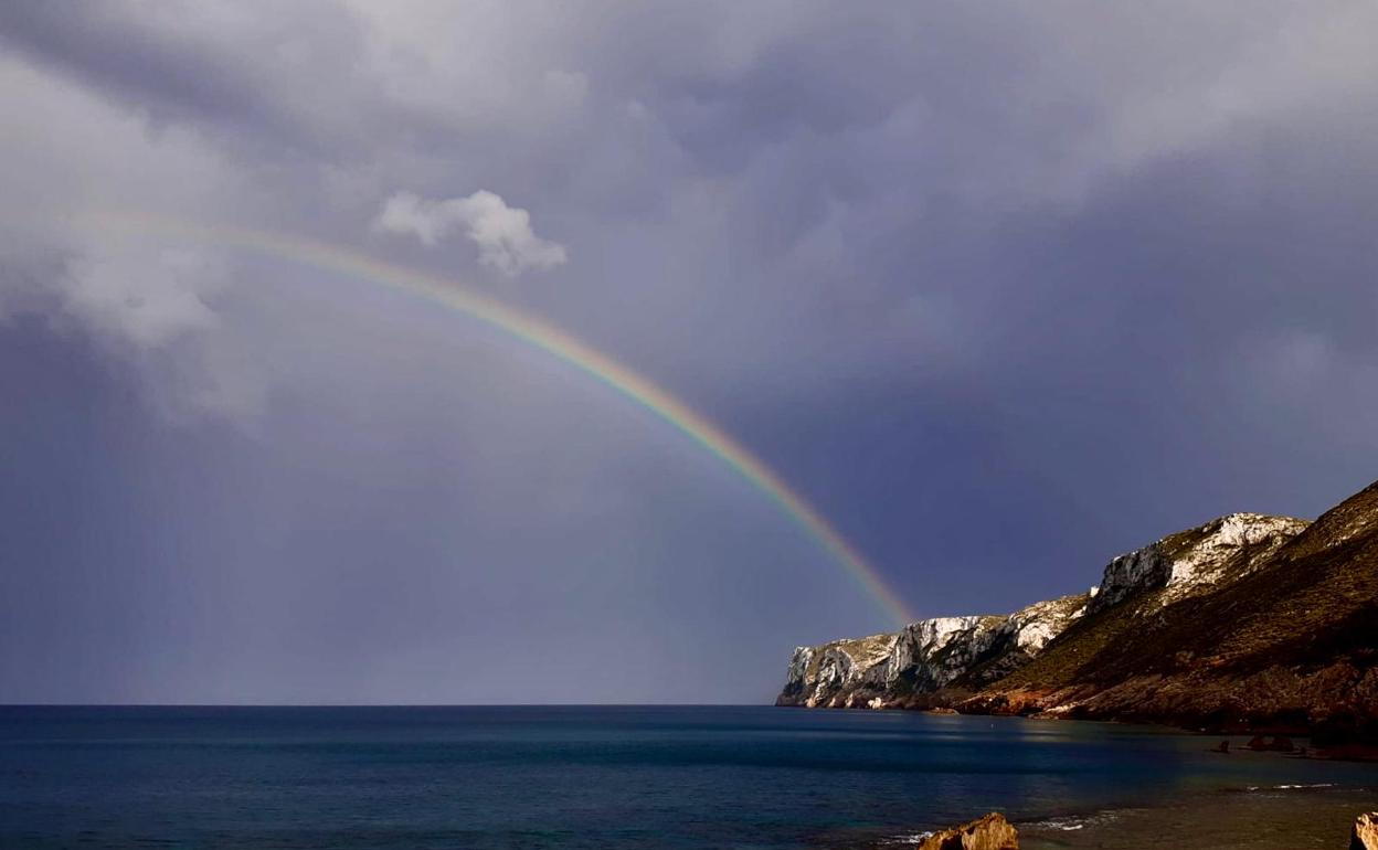 El arco iris visto desde el final de Las Rotas, en Dénia. 