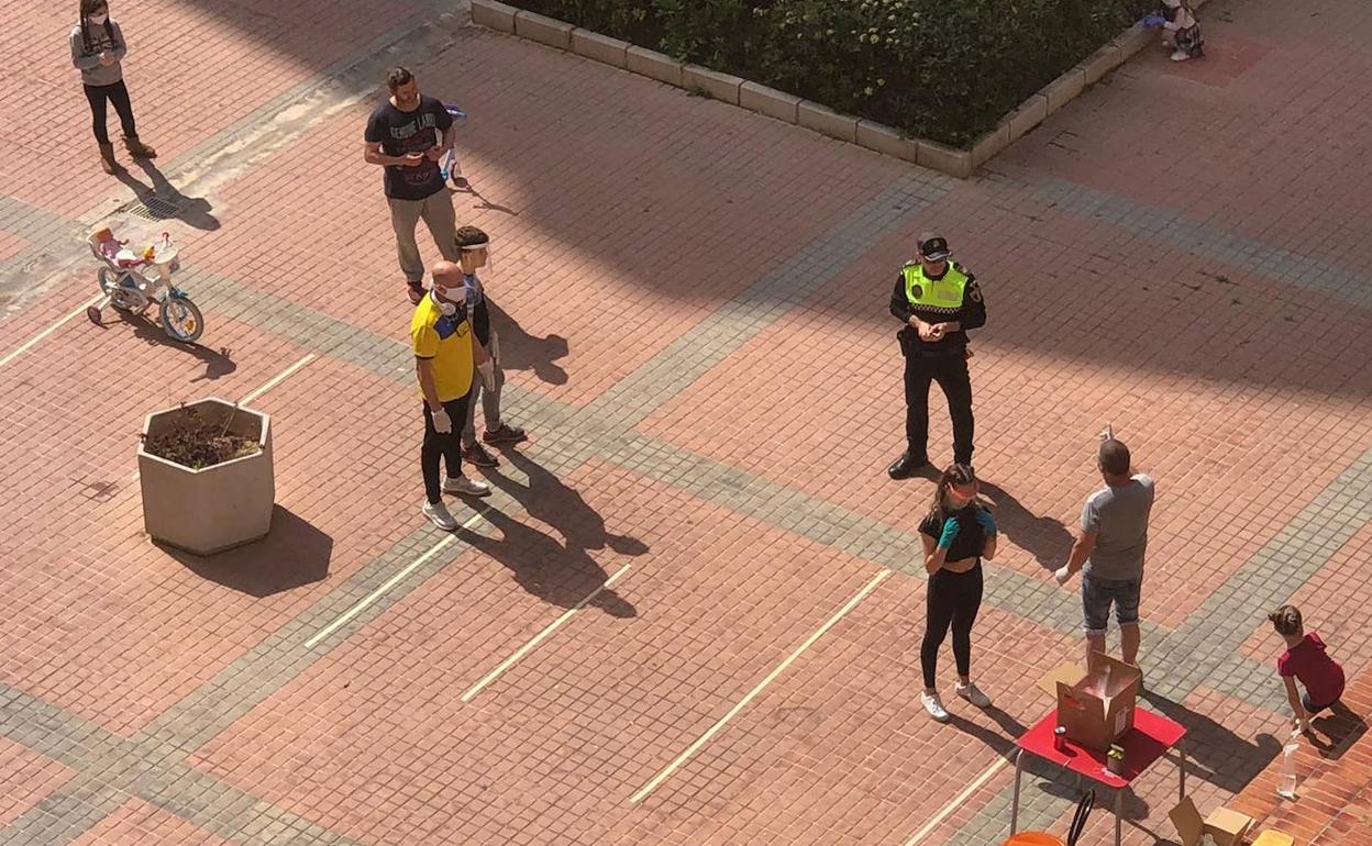 Multan a un vecino de Xirivella con más de 3.000 euros por repartir mascarillas caseras infantiles