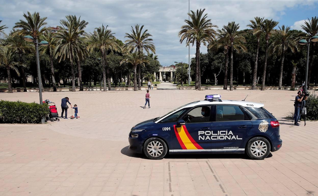 Vigilancia de la Policía Nacional, en el jardín del Turia.