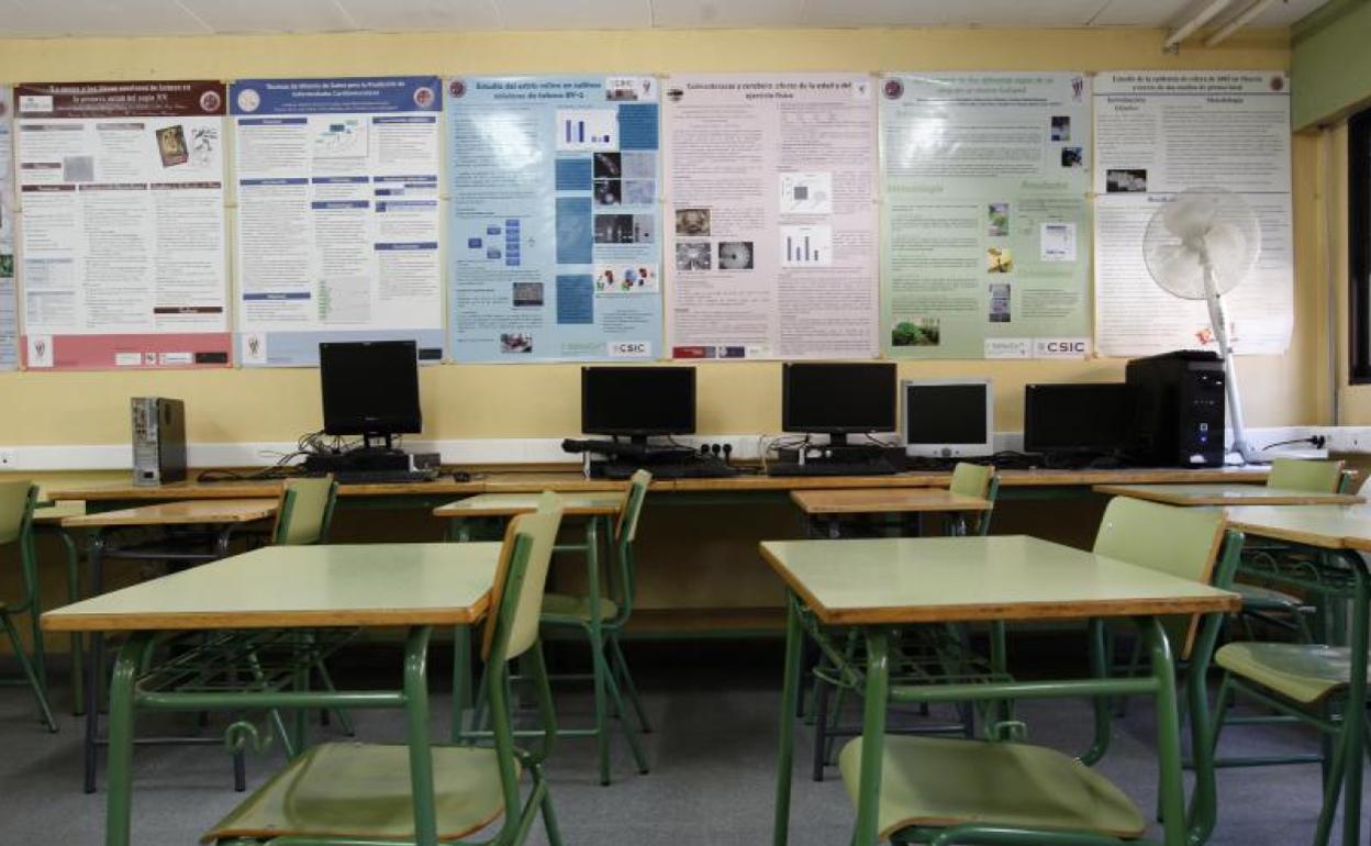 Aula vacía de un instituto público. 