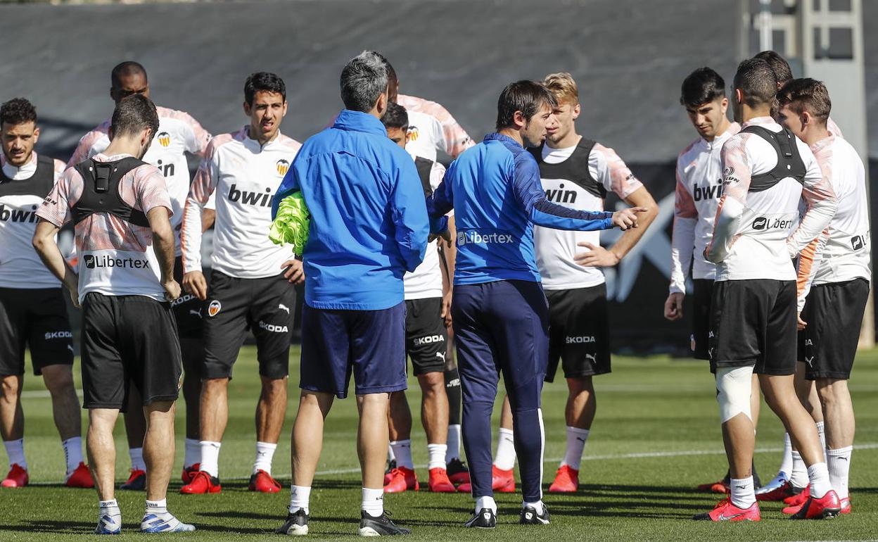 Celades y los futbolistas, durante un entrenamiento