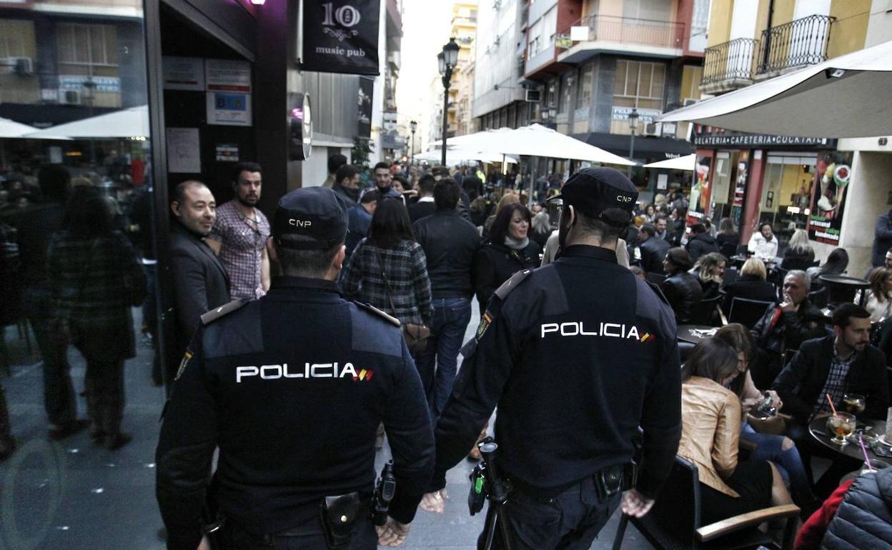 Dos agentes, en una calle de Alicante en una imagen de archivo